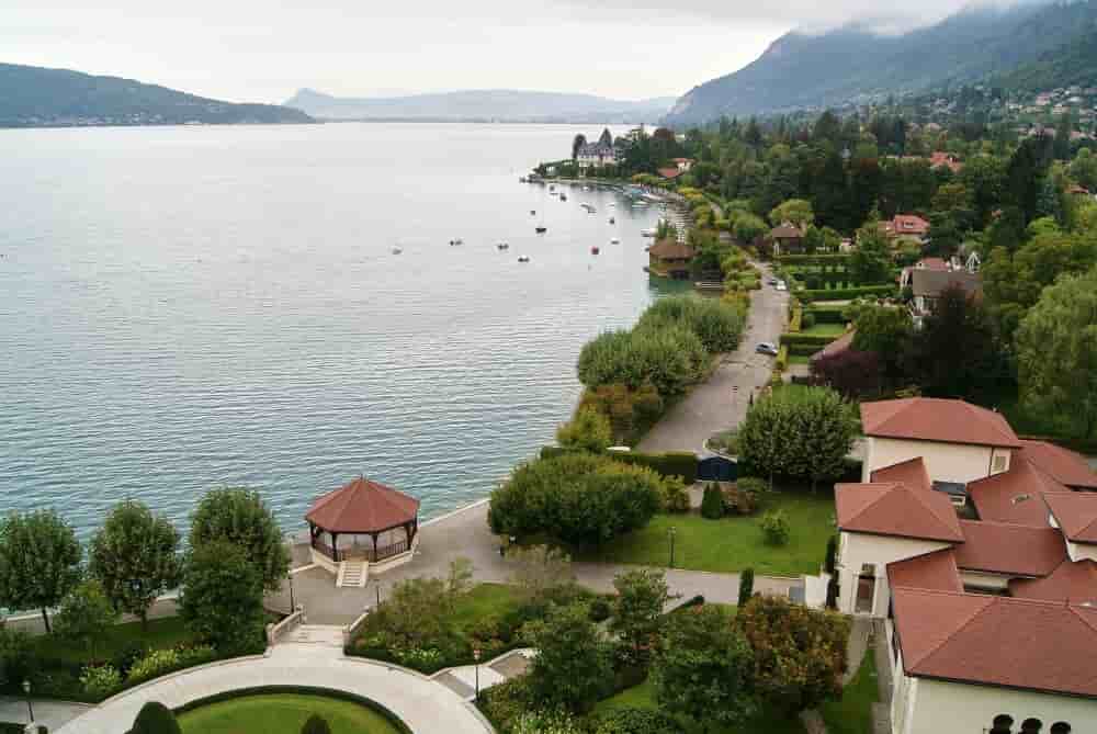 Des prélèvements réalisés par des journalistes de France 5 et analysés par des laboratoires suisse et norvégien pointent une pollution du lac aux microplastiques liés à l'usure des pneus.