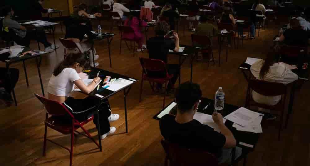 Des élèves du lycée Michel de Montaigne à Mulhouse passent leur épreuve de philosophie, le 16 juin 2025.