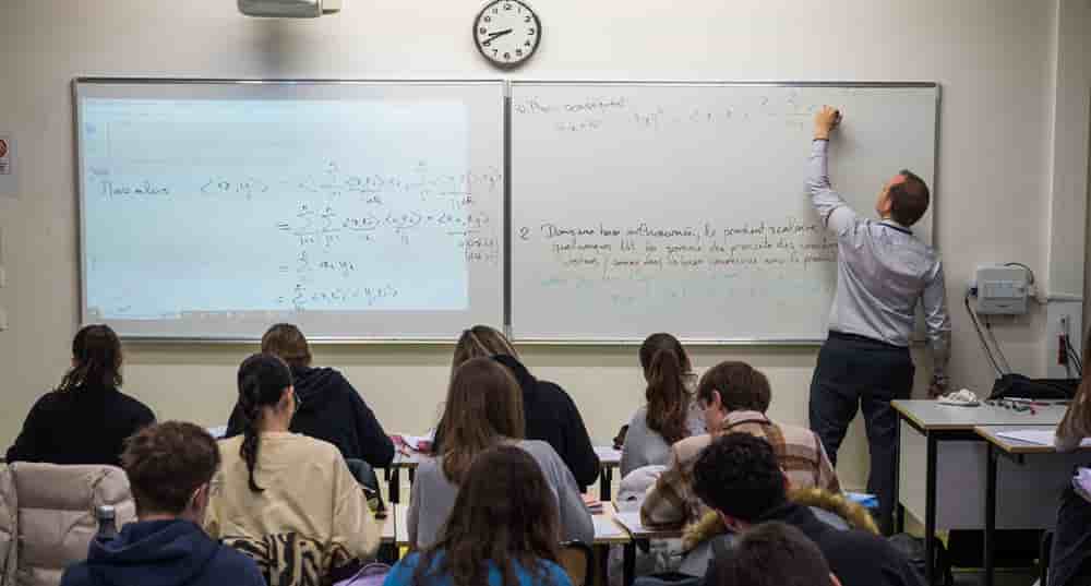 Étudiants en cours de mathématiques dans la classe préparatoire aux grandes écoles du lycée Champollion de Grenoble.