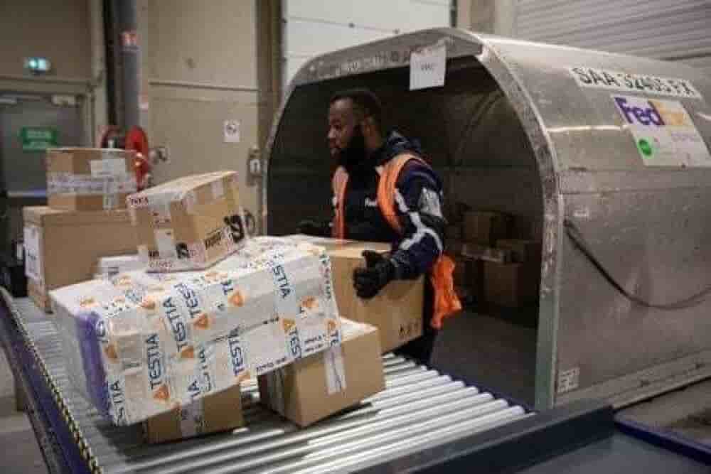 FedEx réduit son maillage français de 103 à 86 sites, supprimant 500 postes. Le groupe sanctuarise son hub de Roissy-CDG pour pivoter vers l'international et optimiser ses flux routiers.