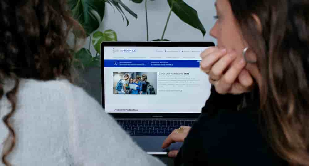 Photo d'illustration de lycéens faisant des recherches sur le site internet Parcoursup avec leur ordinateur, téléphone, carnet, à Bois-le-Roi, le 19 décembre 2025.
