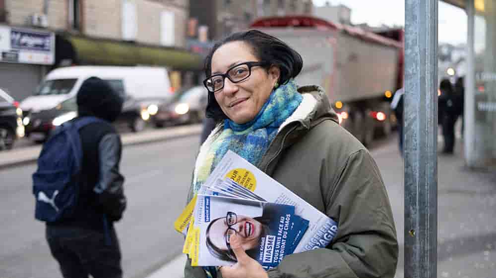 La candidate LR candidate Kristell Niasme distribue des flyers à Villeneuve Saint-Georges.