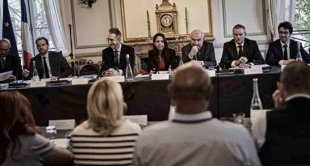 Réunion de travail entre la ministre des Outre-mer, Naïma Moutchou, et les délégations de Nouvelle-Calédonie, au ministère des Outre-mer, le 17 janvier 2026.