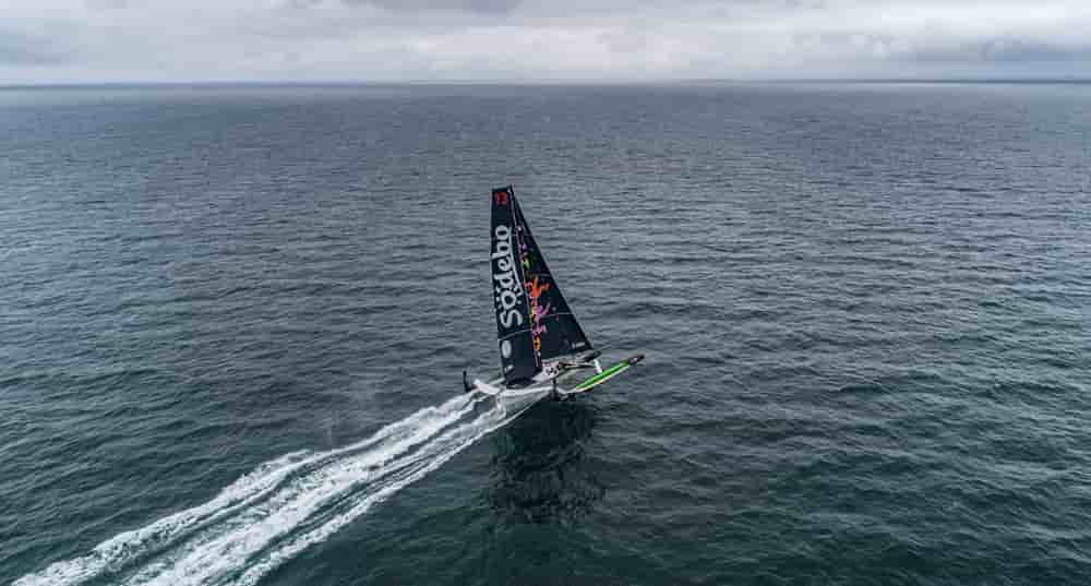 Thomas Coville et son équipage battent le record absolu autour du monde ce dimanche 25 janvier 2026 en 40 jours 10 heures 45 minutes, soit 12 heures de mieux que le précédent record du Trophée Jules-Verne.