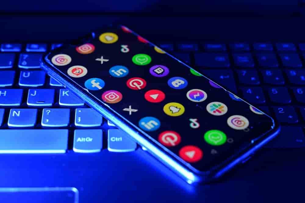 À Los Angeles, un jury doit dire si TikTok, Instagram et YouTube ont conçu leurs plateformes de façon à rendre les mineurs dépendants, une procédure test susceptible de peser lourdement sur l'avenir économique des géants du numérique.