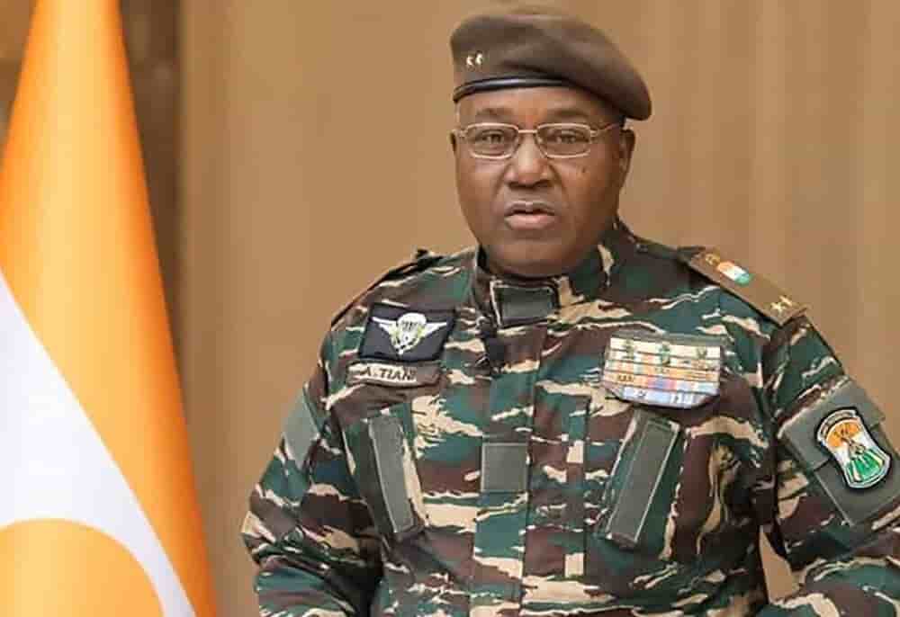 Abdourahamane Tiani, chef du régime militaire nigérien : la dernière mine d’uranium active du pays, la Somaïr, a été nationalisée en juin 2025.