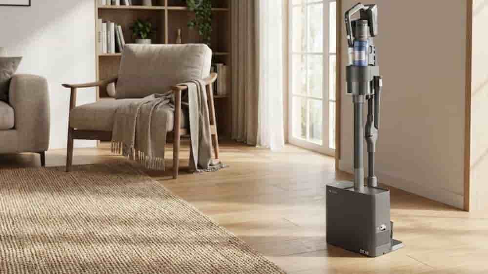 Grâce à son tube pliable et sa tête LED, cet aspirateur balai facilite le nettoyage des zones difficiles.