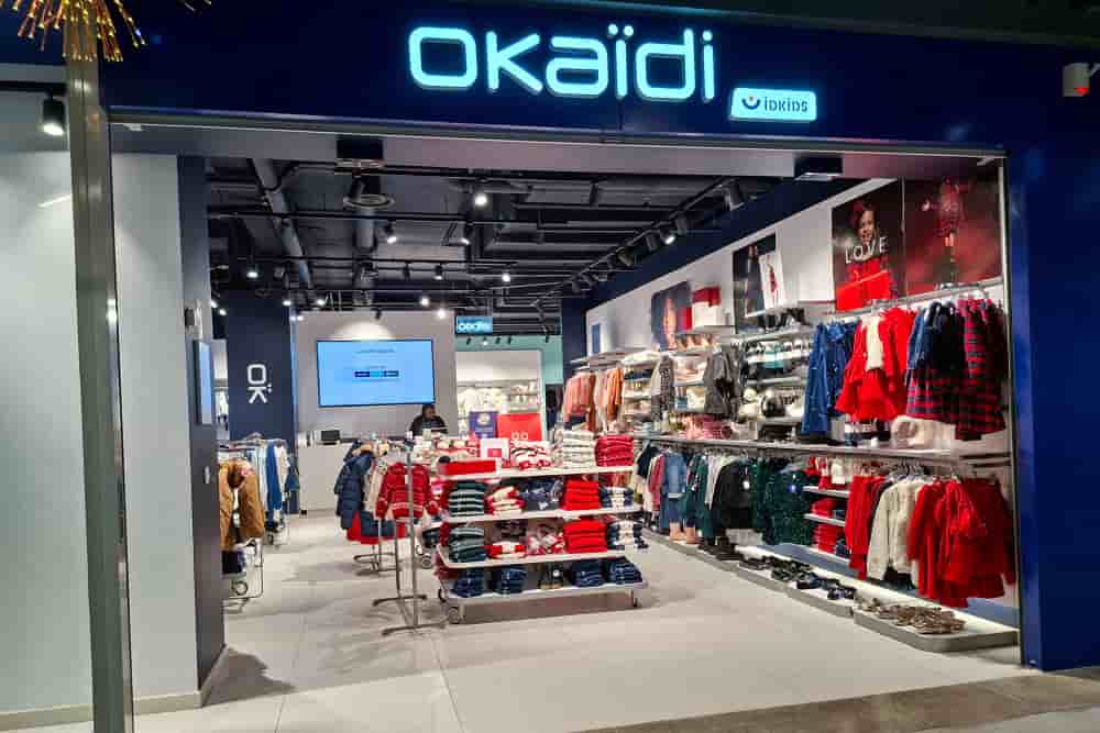 Illustration du magasin OKAIDI situé dans le centre commercial Les Ateliers Gaïte, dans le 14e arrondissement de Paris, en France, le 2 décembre 2025.
