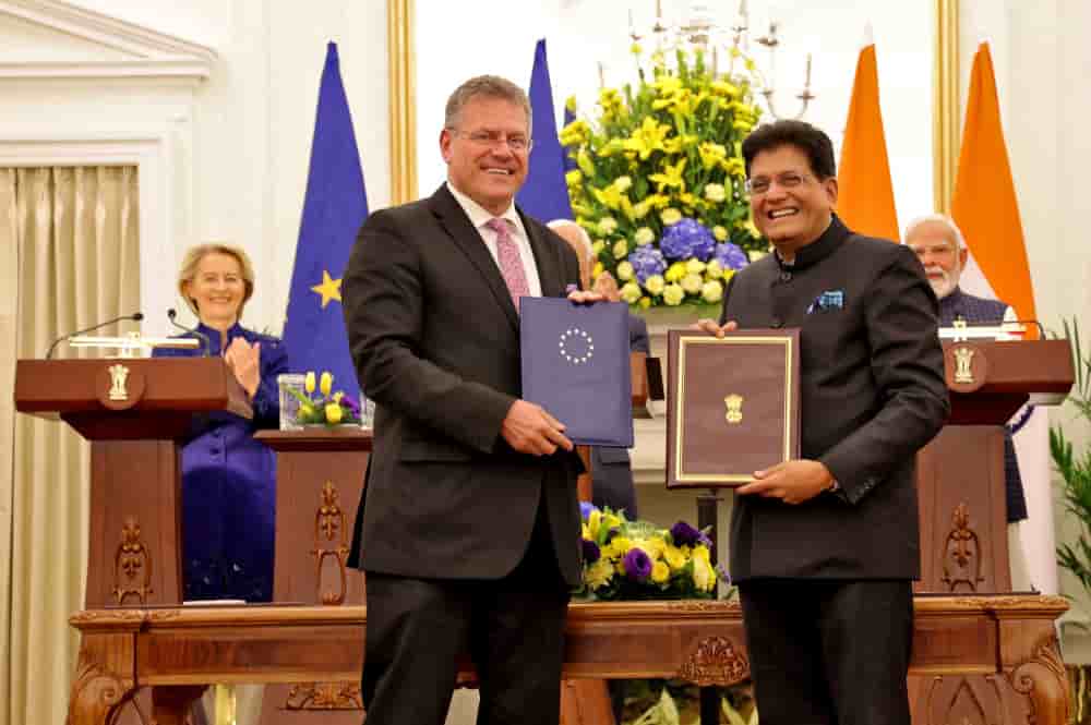 Le commissaire européen au Commerce, Maroš Šefčovič, et le ministre indien du Commerce, Piyush Goyal, posent après la signature de l'accord de libre-échange entre l'UE et l'Inde.