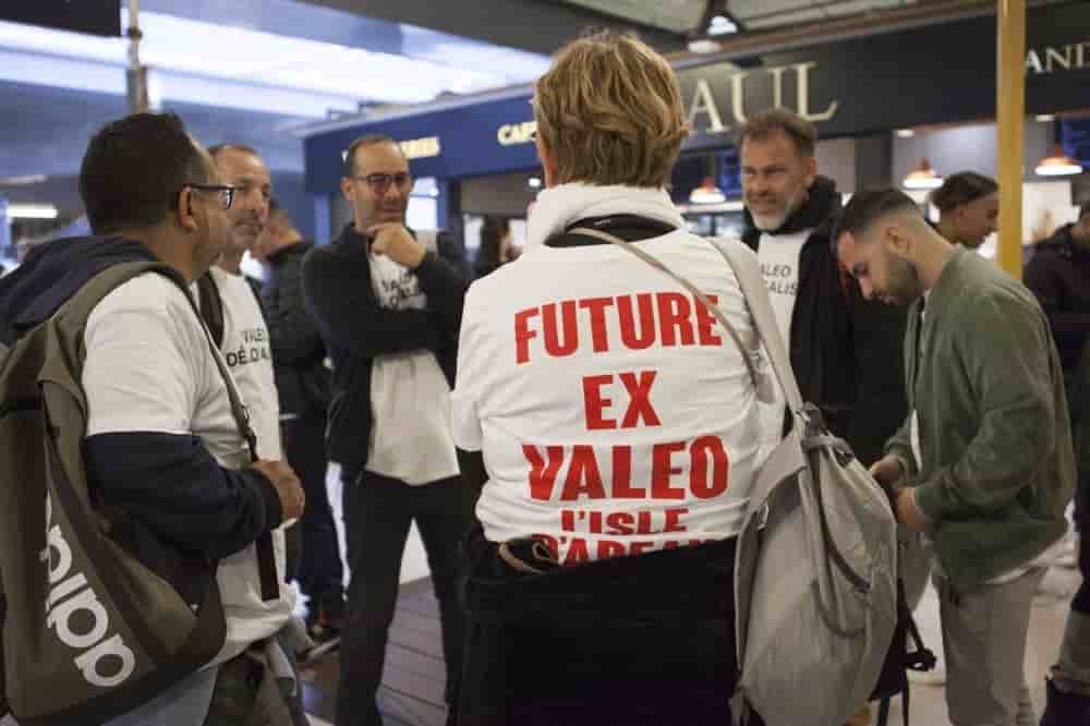 Les salariés Valeo à l'occasion d'une manifestation devant le siège parisien en 2024.