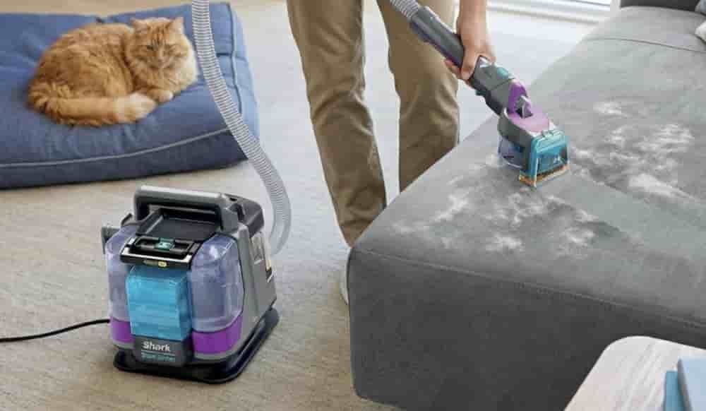 Compacte et puissante, la shampouineuse Shark s’utilise sur canapés, tapis et moquettes