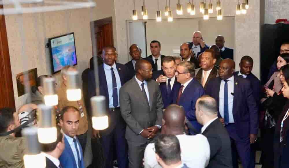 Les chefs de gouvernement du Maroc et du Sénégal, Aziz Akhannouch et Ousmane Sonko, accompagné du président de la CGEM, Chakib Alj.