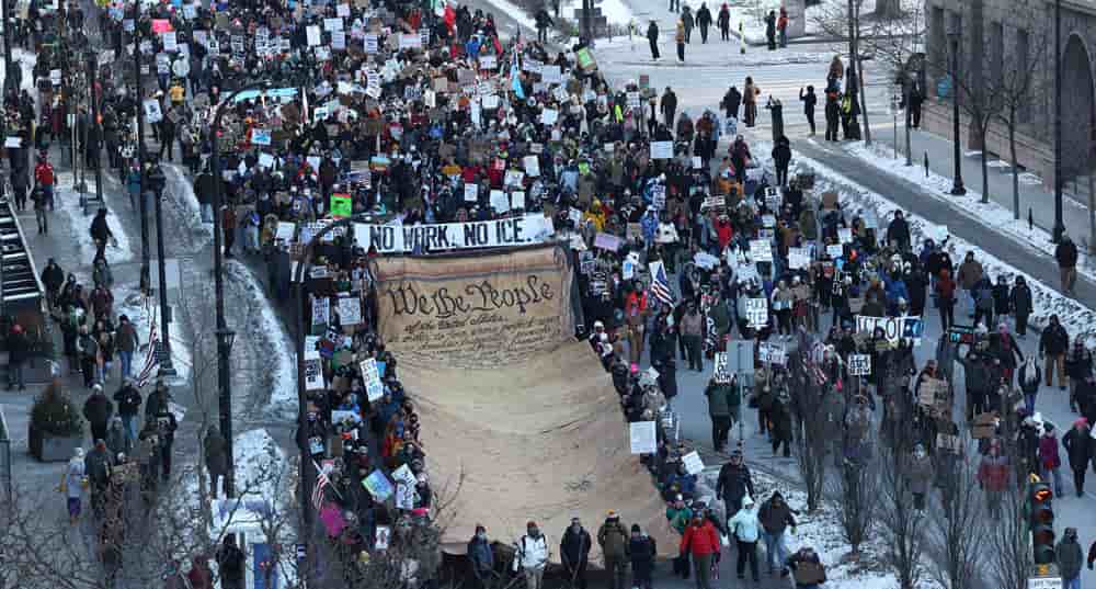 À Minneapolis, les manifestations contre l'ICE se multiplient, après les exécutions d'Alex Pretti et de Rennee Good par des agents fédéraux.