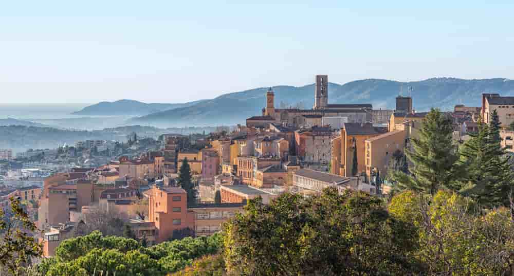 La ville de Grasse sur la Côte d'Azur.