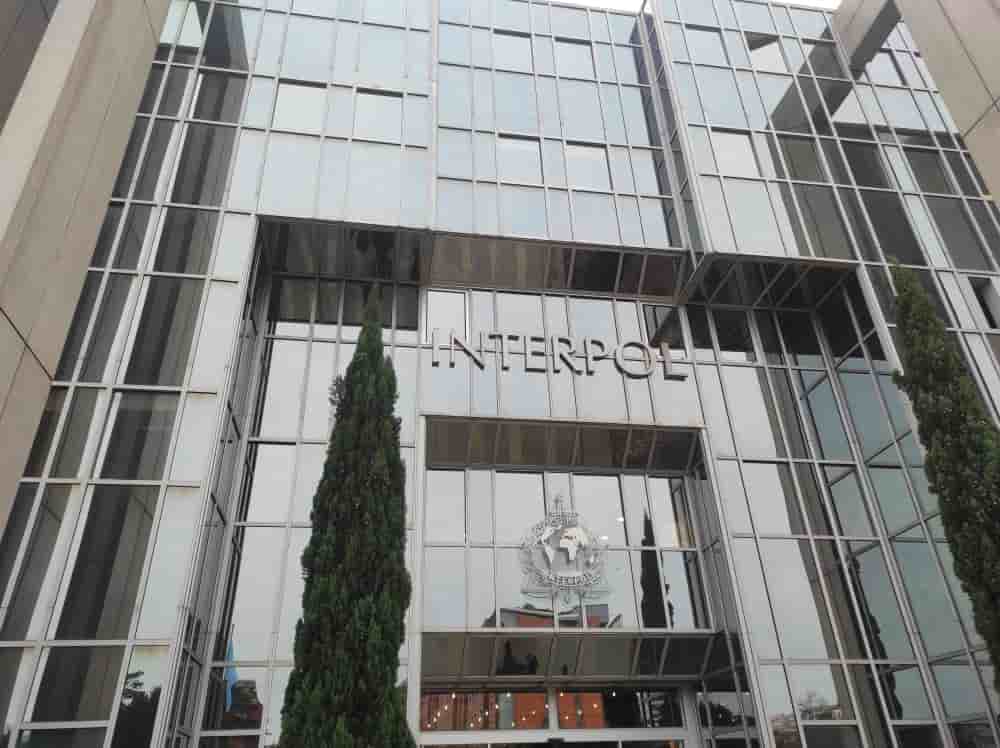 Après une décennie de questionnement, Interpol confirme la pérennisation de son siège à Lyon via son extension.