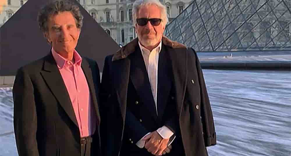 Jack Lang et Jeffrey Epstein posent devant la pyramide du Louvre à Paris.