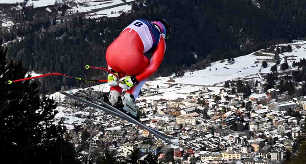 Le Suisse Franjo von Allmen pendant l'épreuve de descente masculine.