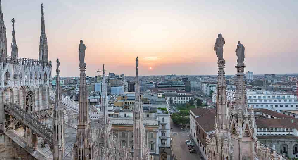 Milan devient une capitale industrielle au XIXe siècle, d’où une apparence plutôt sérieuse. Milan, ce n’est pas la dolce vita mais la business vita.