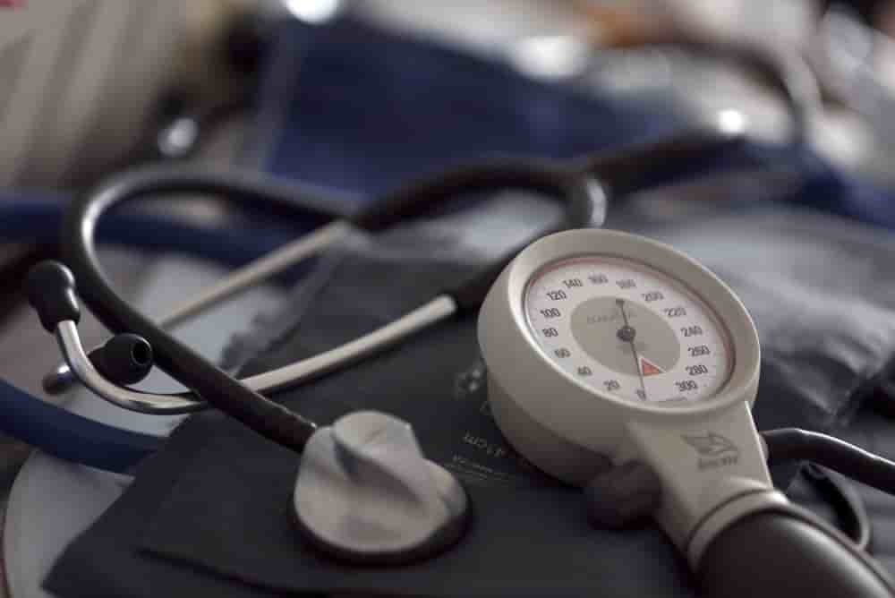 Pour évaluer la performance des IA en matière de diagnostic médical, les chercheurs ont utilisé un protocole proche du jeu de rôle.