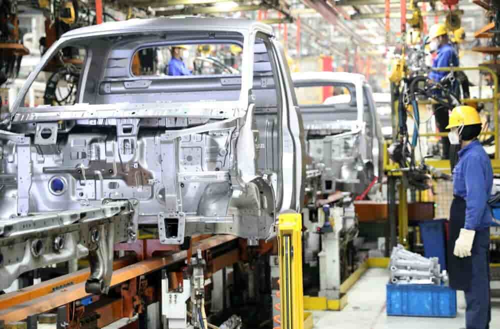 En pariant sur une rupture technologique majeure avec le manganèse, General Motors promet de réduire drastiquement le coût de ses SUV électriques. Mais face à cette offensive américaine prévue pour 2028, les géants européens Renault et Stellantis...