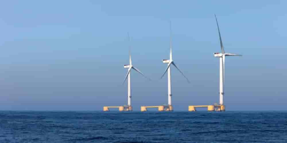 Les premiers parcs commerciaux d'éolien flottant en Méditerranée, de 250 MW chacun et attribués à Ocean Winds et EDF Renouvelables fin 2024, se déploieront à plus de 25 km des côtes.