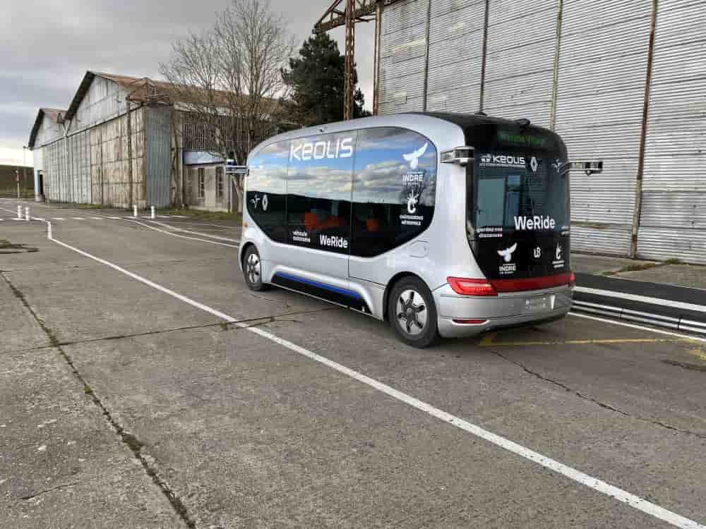 Les navettes autonomes siglées WeRide et Renault seront accompagnées à court terme de bus de 8,5 mètres pouvant embarquer 40 passagers. Le constructeur norvégien d’autobus Karsan a également sorti en 2025 un modèle de même capacité.