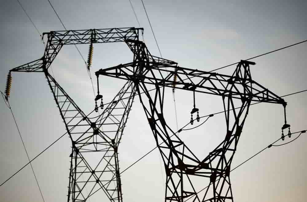 Des pylônes de lignes électriques à haute tension à Vertou, près de Nantes, en France.