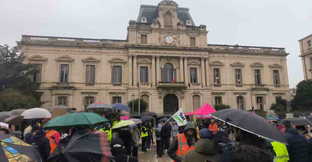 Le 10 février 2026, les salariés de la filière des énergies renouvelables ont manifesté devant la préfecture de Montpellier pour défendre leurs emplois.