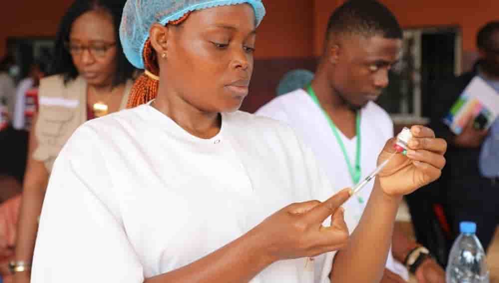 Selon Africa CDC, l’Afrique aurait besoin de 6,1 millions de professionnels de la santé supplémentaires pour couvrir ses besoins essentiels et se rapprocher de la CSU dès 2030.