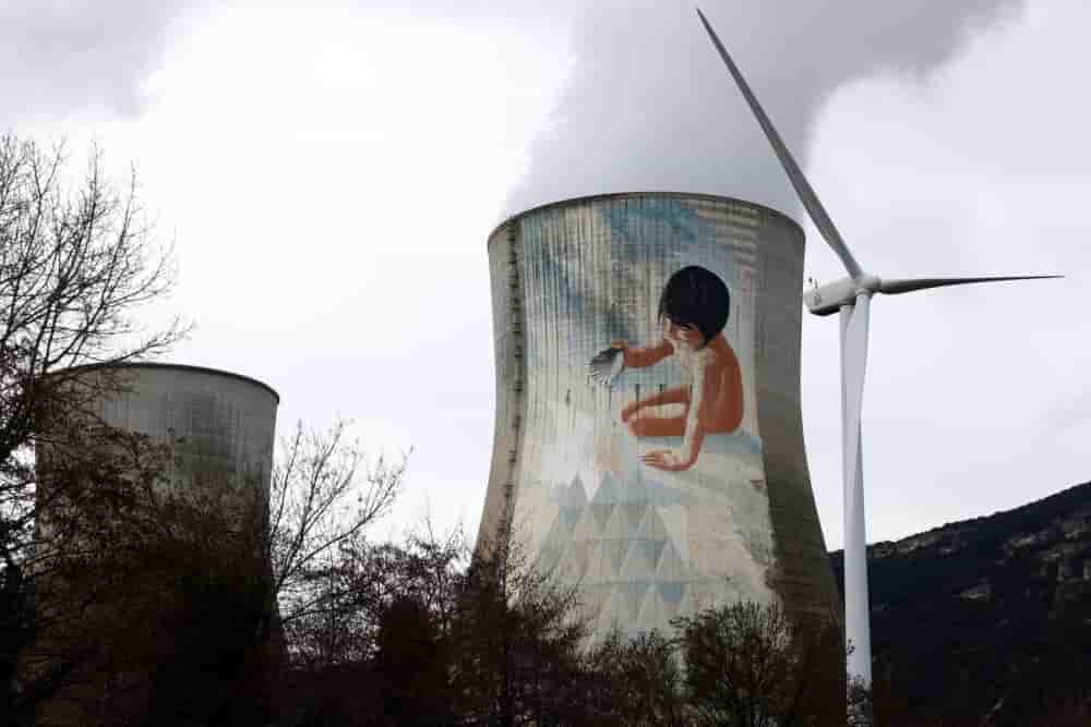 Une éolienne et la centrale nucléaire de Cruas.