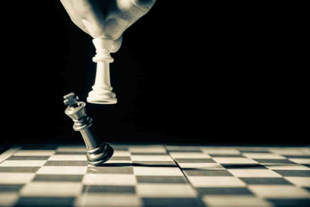 " Aux échecs, la tactique c'est savoir quoi faire quand il y a quelque chose à faire. La stratégie, c'est savoir quoi faire quand il n'y a rien à faire " (Saviely Tartakower, professeur d'échec)