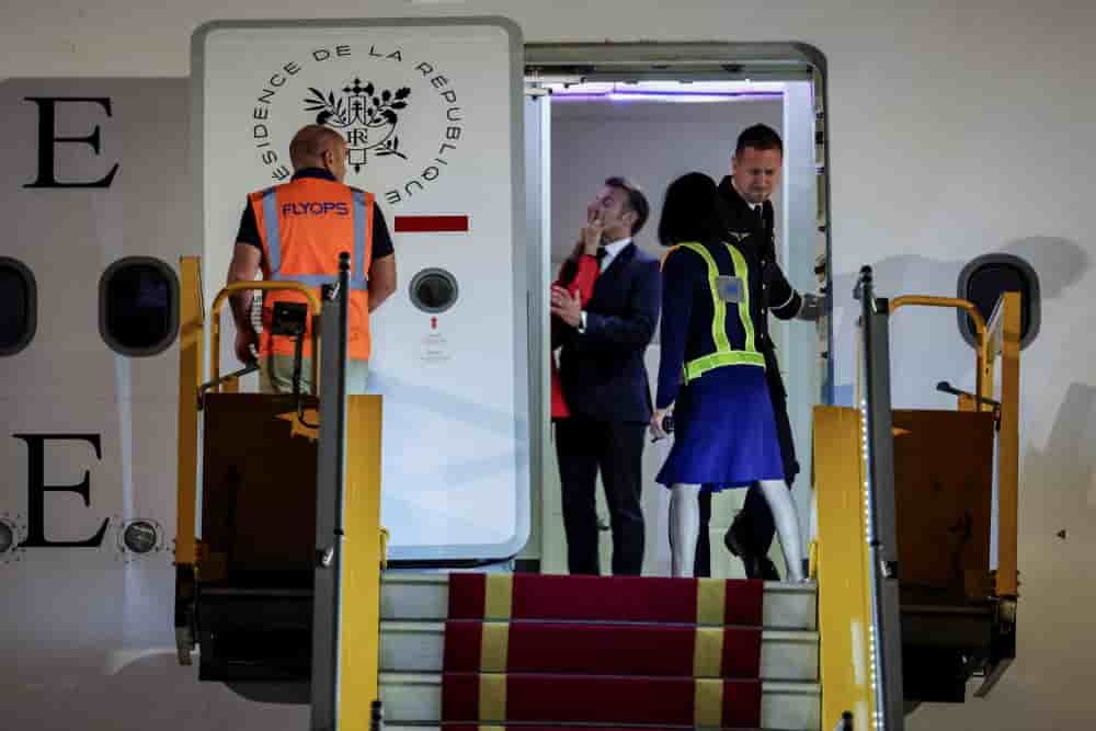 Le président français Emmanuel Macron et son épouse Brigitte Macron à leur arrivée au Vietnam pour entamer une tournée en Asie du Sud-Est, à l'aéroport international de Noi Bai, à Hanoï, le 25 mai 2025.