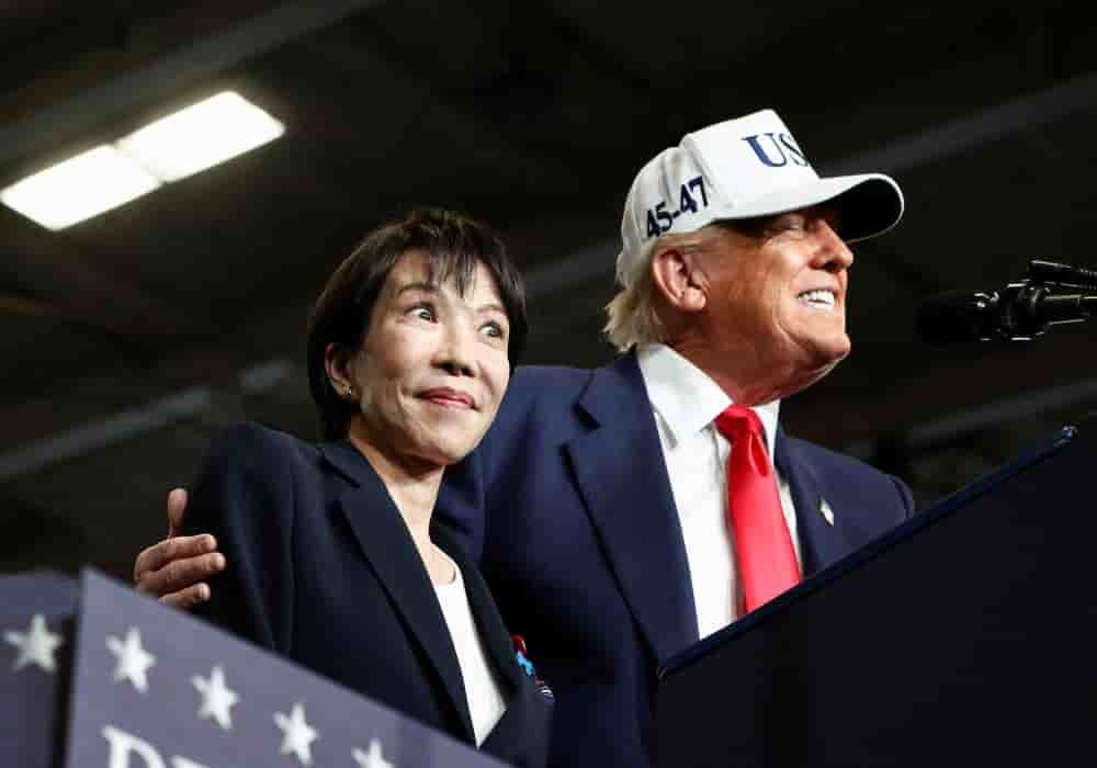 La Première ministre japonaise réagit au discours de Donald Trump, lors d’une visite au Japon, le 28 octobre 2025.