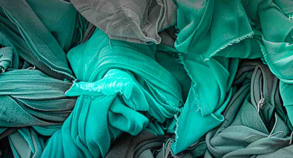 L’entreprise Petshka a mis au point un procédé chimique pour recycler le polyester du textile et en faire du polyester polyol qui puisse servir la composition de mousses pour l’isolation des bâtiments, de matelas, coussins ou sièges de voiture, avion...