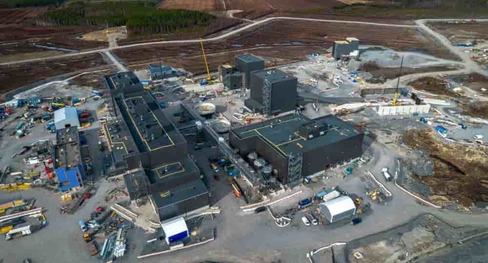 À terme, le site de Keliber doit produire environ 15 000 tonnes d’hydroxyde de lithium de qualité batterie par an, sur une durée de vie de plus de 18 ans.