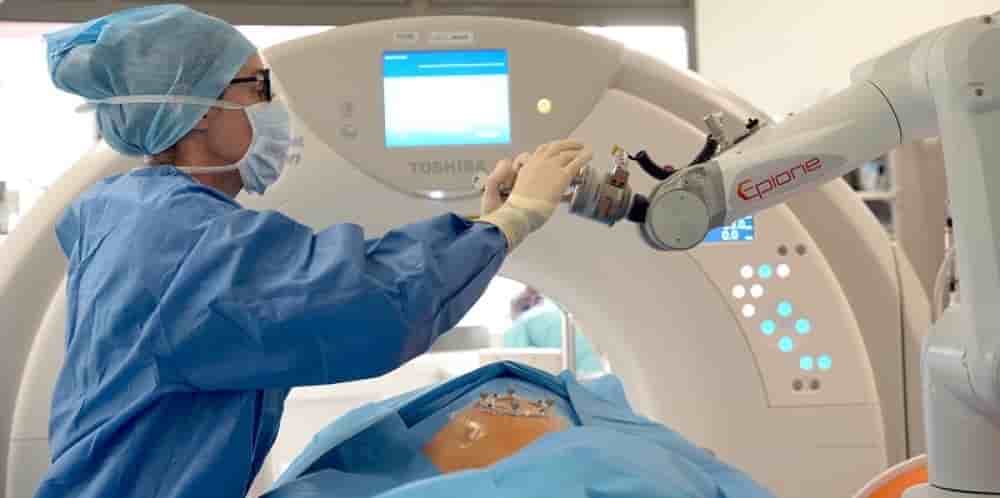 Le robot médical Epione, développé par Quantum Surgical à Montpellier, est destiné au traitement curatif et précoce des cancers, précisément pour des tumeurs inopérables dans l'abdomen et les poumons.