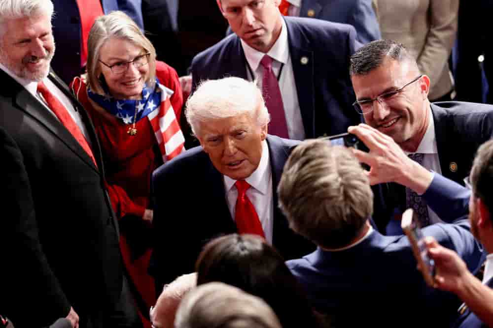 Le président américain Donald Trump quitte la Chambre des représentants du Capitole à Washington, aux États-Unis, à la fin de son discours sur l'état de l'Union.