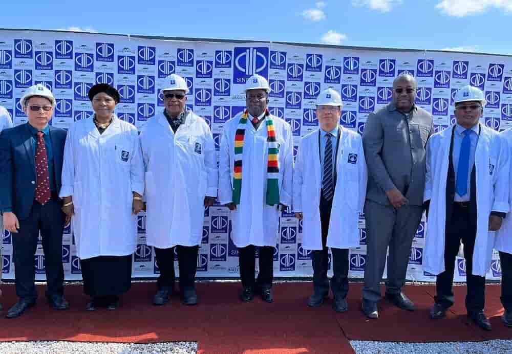 Le président zimbabwéen Emmerson Mnangagwa (au centre) inaugure, le 17 juin 2022, le projet de construction de l’usine de lithium de Sinomine à la mine de Bikita Minerals.