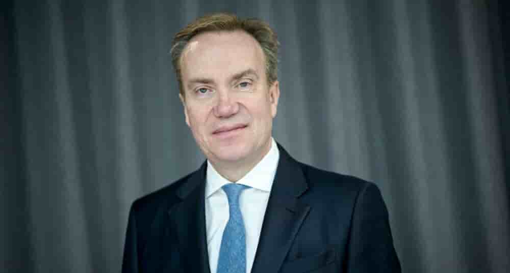 Børge Brende a échangé plus de 100 SMS et courriels et rencontré à trois reprises M. Epstein.