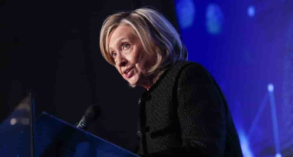 Une commission d'enquête parlementaire a commencé jeudi à auditionner l'ex-cheffe de la diplomatie américaine Hillary Clinton, avant son mari Bill Clinton, vendredi.
