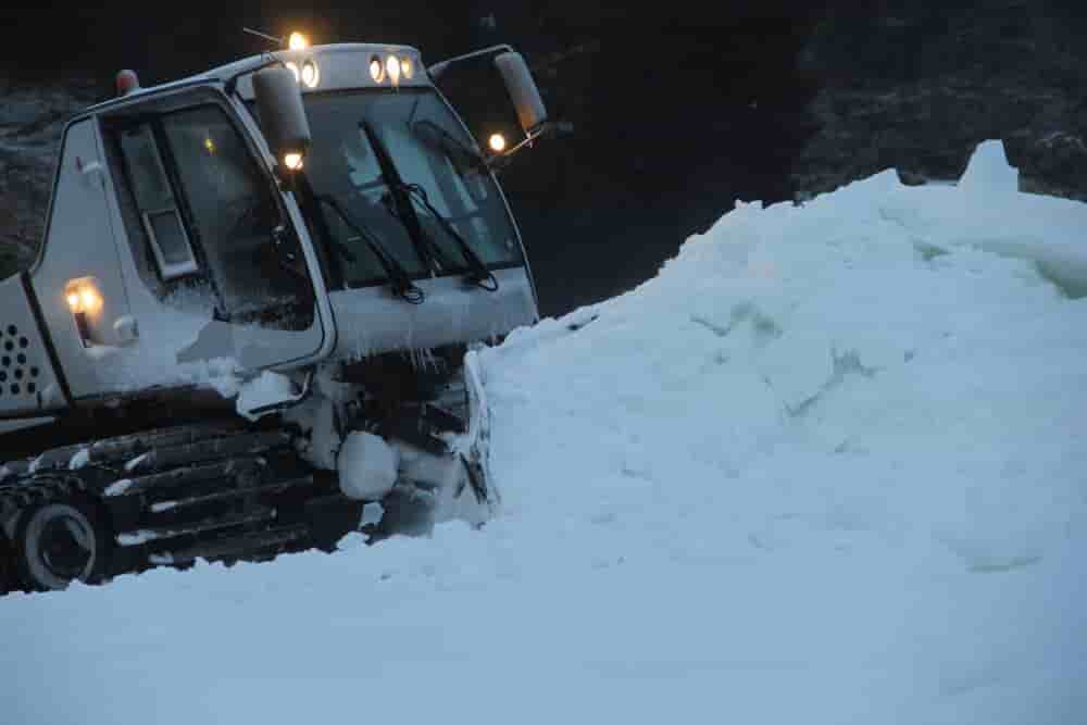 Dans la station de Chamrousse, près de Grenoble (Isère), la route menant au front de neige a dû être fermée pendant une partie de la journée du vendredi 20 février.