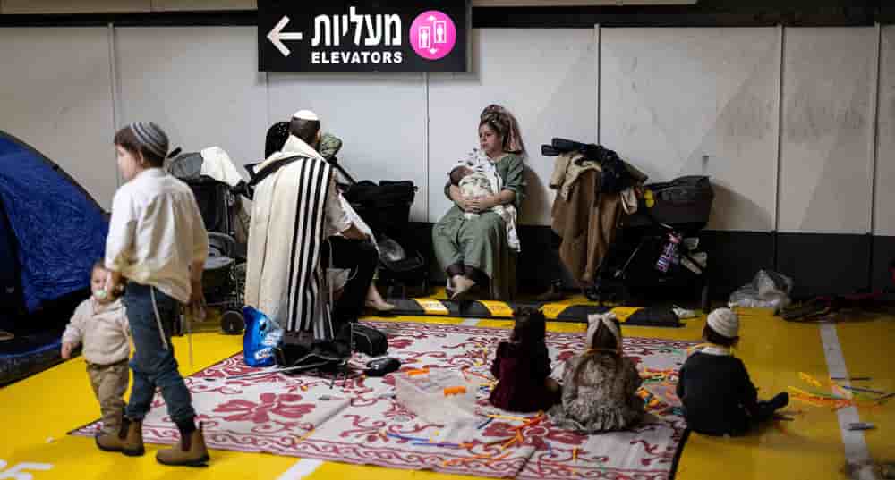 Des Israéliens se réfugient dans un parking souterrain après le lancement de missiles iraniens vers Israël, le 28 février.