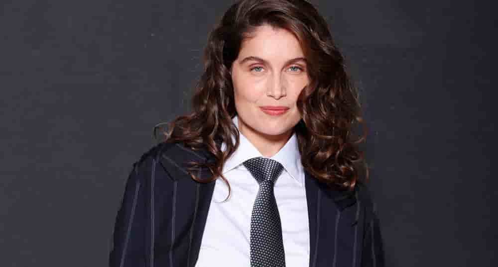 En toute discrétion, Laëtitia Casta s'est confiée dans un restaurant de l’avenue Montaigne.
