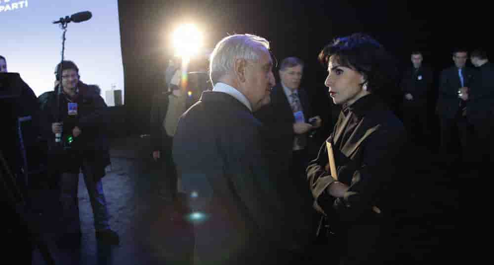 Jean-Pierre Raffarin et Rachida Dati en marge du conseil national de l’UMP au Parc des Expositions de Versailles, le 11 décembre 2010.