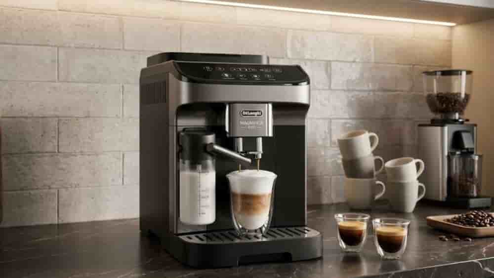 La De’Longhi Magnifica Evo ECAM290.51.B permet de préparer deux expressos simultanément grâce à son broyeur intégré.