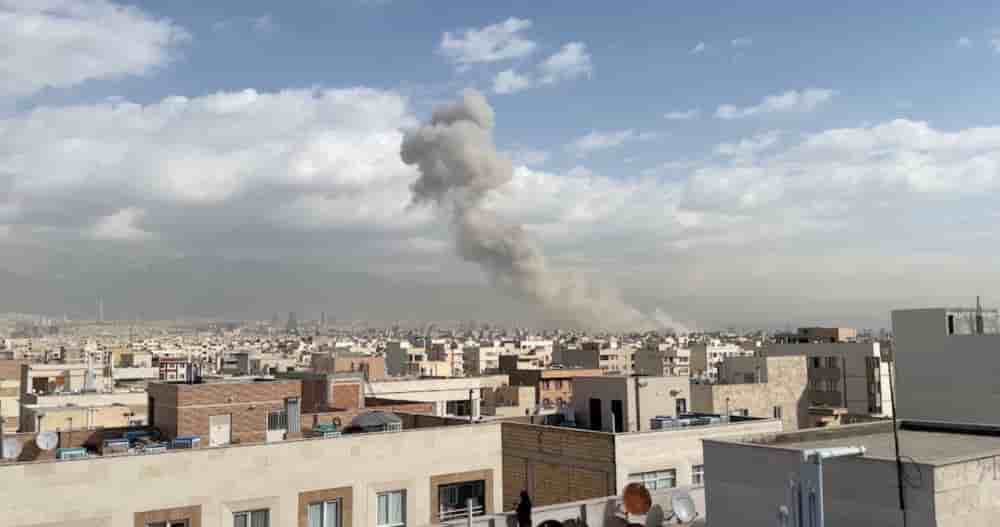 De la fumée s'élève suite à une explosion à Téhéran, en Iran, le 28 février.