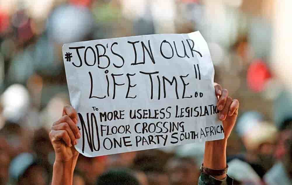 En Afrique subsaharienne, plus de 70% des jeunes adultes occupent des emplois précaires, sans contrat formel ni protection sociale, selon l’OIT.