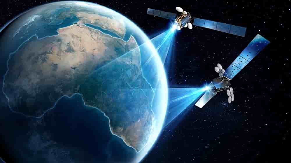 L’option satellitaire permet de couvrir les zones rurales africaines où les infrastructures sont parfois coûteuses et difficiles à rentabiliser.