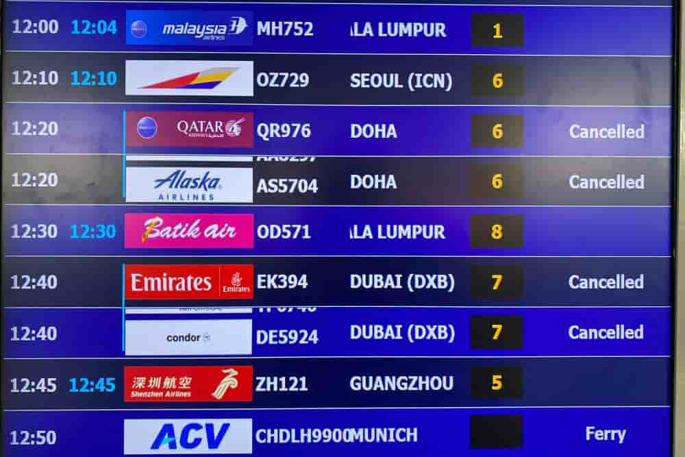 Un panneau d'affichage indique les vols annulés à destination de Dubaï et de Doha en raison de la fermeture de l'espace aérien régional à l'aéroport international de Noi Bai, dans le contexte du conflit entre les États-Unis, Israël et l'Iran, à Hanoï,...
