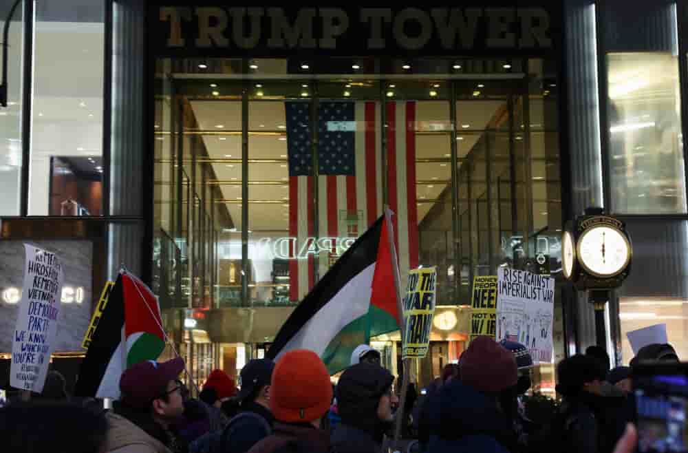 Une manifestation contre le conflit entre les États-Unis, Israël et l'Iran devant la Trump Tower aux États-Unis, le 2 mars 2026.